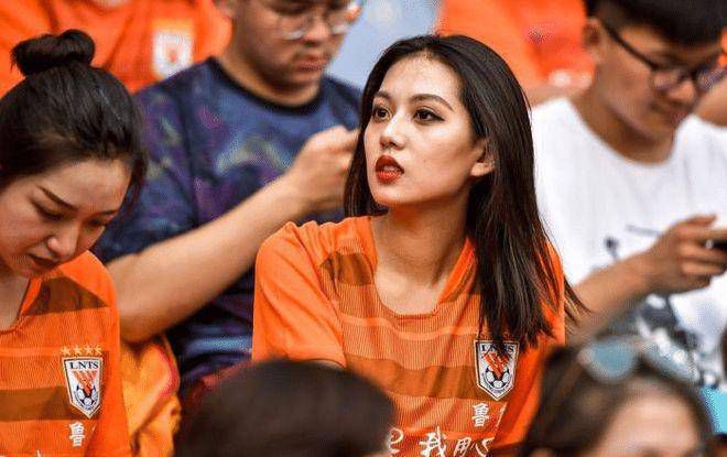 上课被女同桌摸硬了
